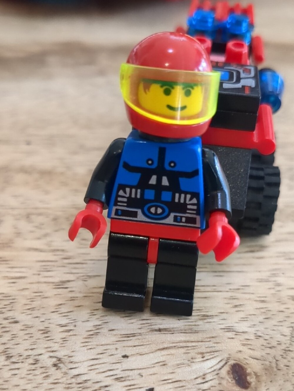 Lego 6939 Spyrius Centurion Saucer Red and Black with Blue Canopies - Complete - Picture 7 of 10